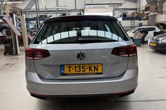 Volkswagen Passat (2023) thumbnail 5