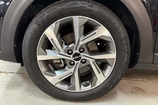 Kia Stonic (2023) thumbnail 4