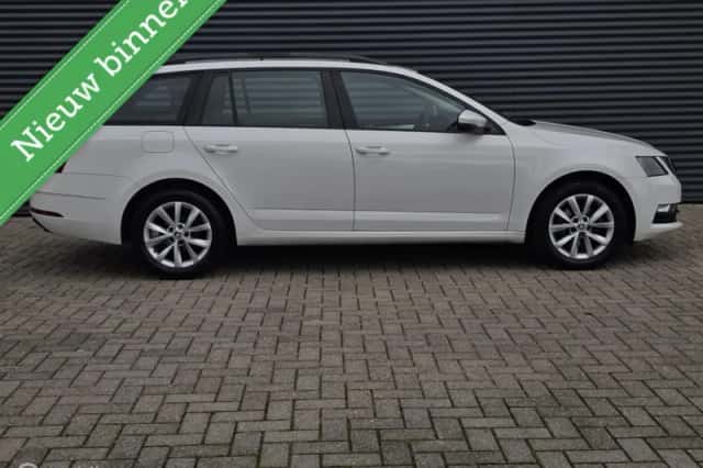 Škoda Octavia (2019) thumbnail 2