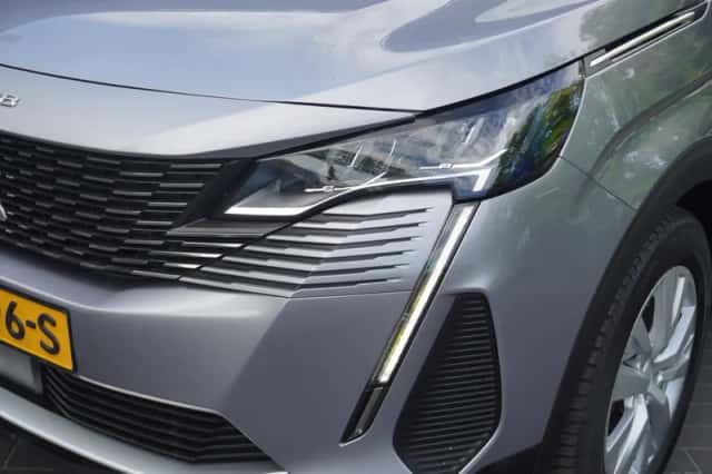 Peugeot 3008 (2023) thumbnail 2