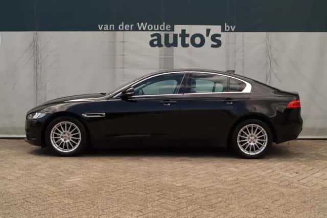 Jaguar XE (2017) thumbnail 1