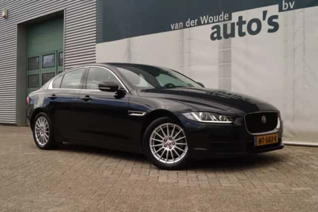 Jaguar XE (2017) thumbnail 2