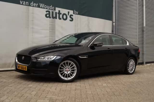 Jaguar XE (2017) thumbnail 3