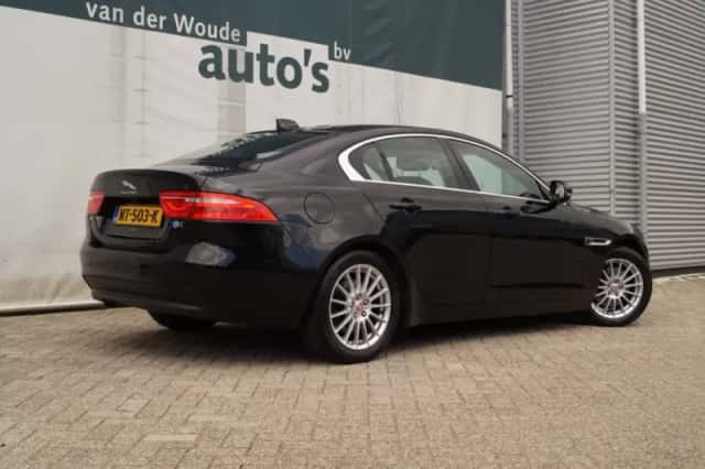 Jaguar XE (2017) thumbnail 5