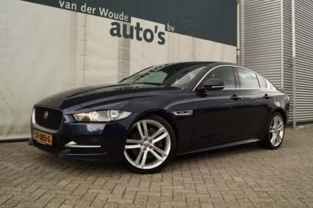 Jaguar XE (2018) thumbnail 2
