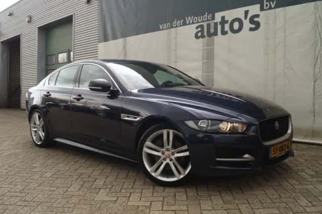 Jaguar XE (2018) thumbnail 3