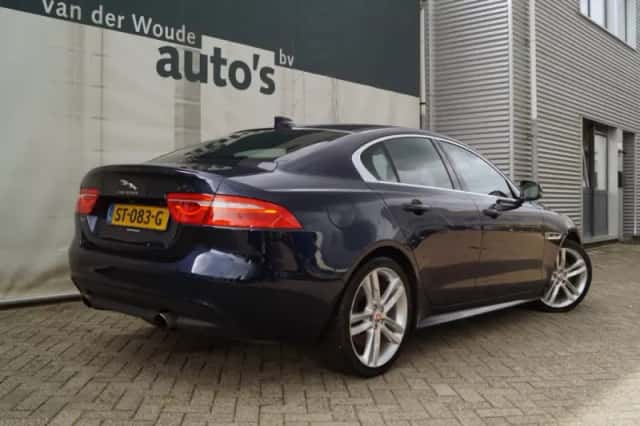 Jaguar XE (2018) thumbnail 4