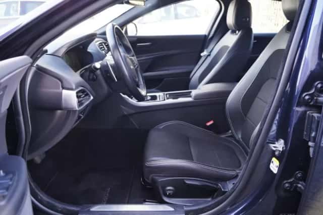 Jaguar XE (2018) thumbnail 6