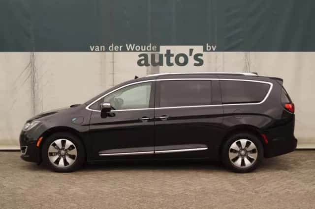 Chrysler Pacifica (2018) thumbnail 1