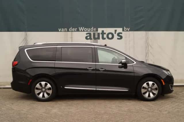 Chrysler Pacifica (2018) thumbnail 2