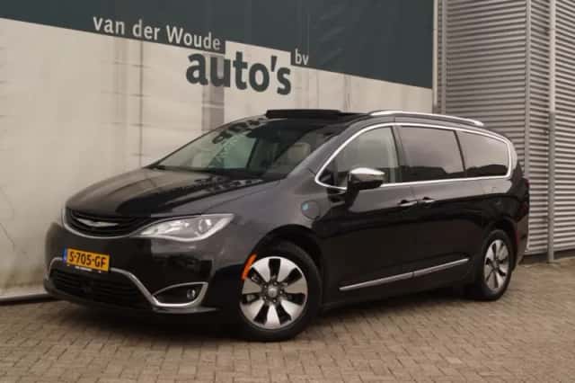 Chrysler Pacifica (2018) thumbnail 3