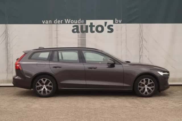 Volvo V60 (2023) thumbnail 2