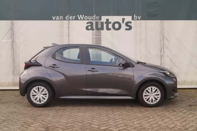 Toyota Yaris (2023) thumbnail 2
