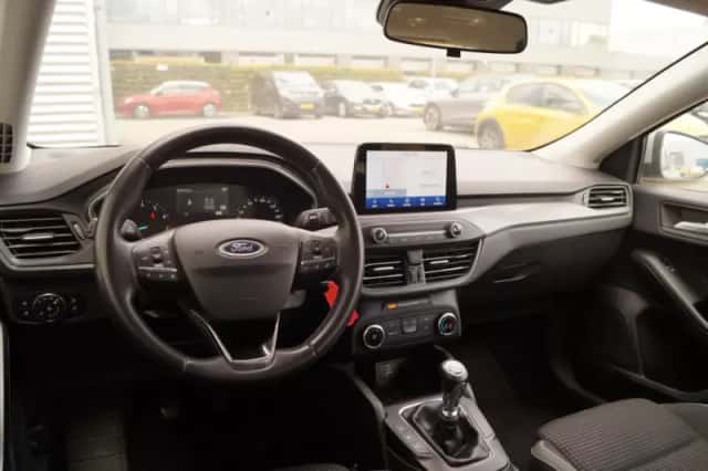 Ford Focus (2022) thumbnail 3