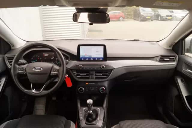 Ford Focus (2022) thumbnail 4