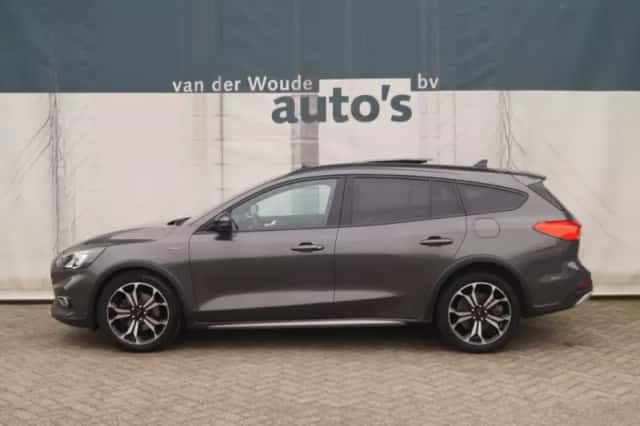 Ford Focus (2021) thumbnail 1