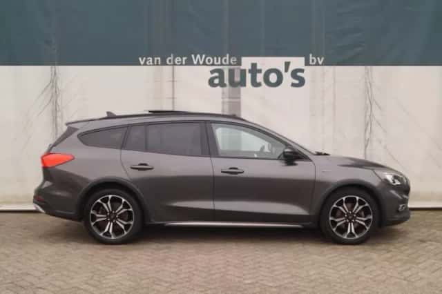 Ford Focus (2021) thumbnail 2