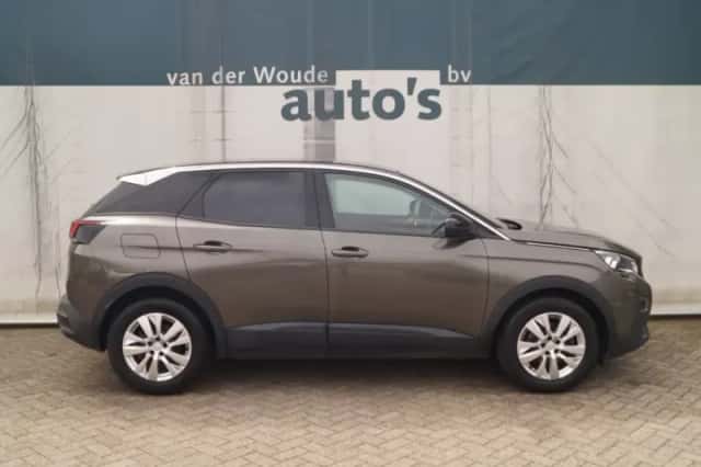 Peugeot 3008 (2018) thumbnail 2