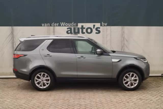 Land Rover Discovery (2017) thumbnail 2