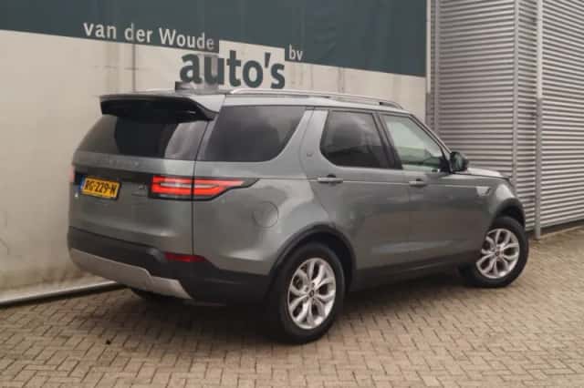 Land Rover Discovery (2017) thumbnail 5