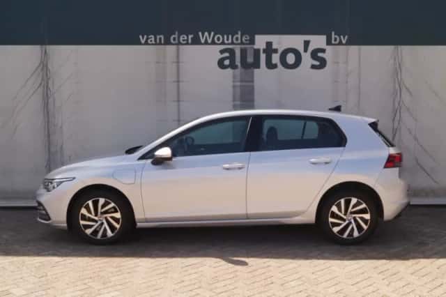 Volkswagen Golf (2024) thumbnail 1