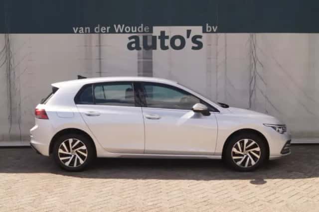 Volkswagen Golf (2024) thumbnail 2