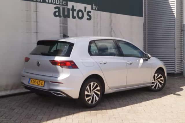 Volkswagen Golf (2024) thumbnail 6