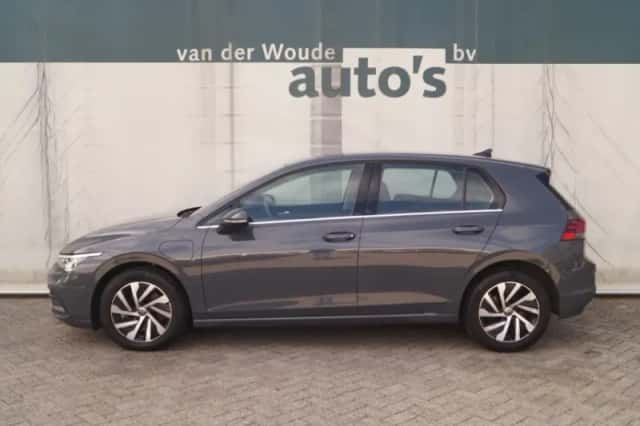 Volkswagen Golf (2022) thumbnail 1