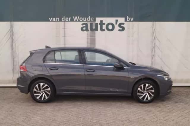 Volkswagen Golf (2022) thumbnail 2