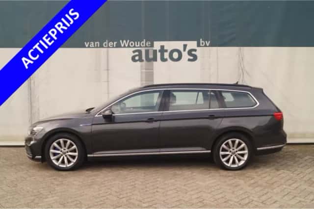 Volkswagen Passat (2022) thumbnail 1