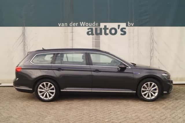 Volkswagen Passat (2022) thumbnail 2