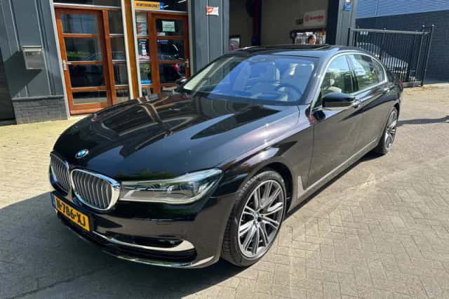 BMW 7-Serie (2017) thumbnail 1