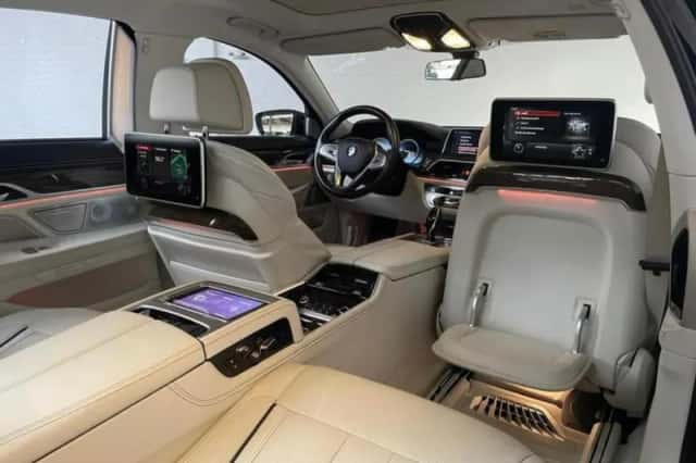 BMW 7-Serie (2017) thumbnail 2