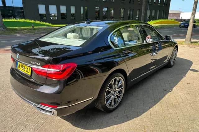 BMW 7-Serie (2017) thumbnail 6