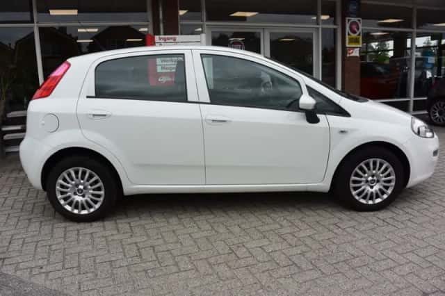 Fiat Punto (2016) thumbnail 3
