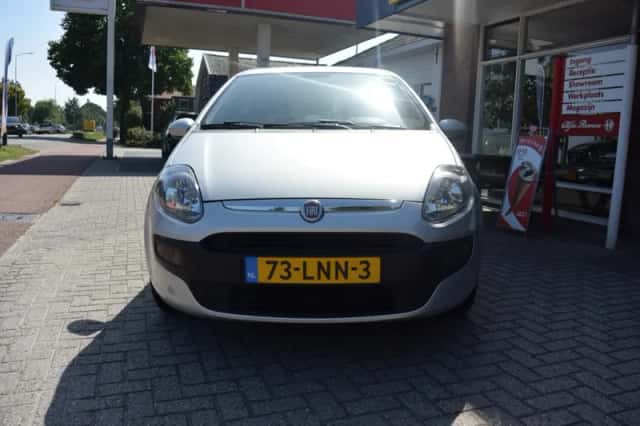 Fiat Punto (2010) thumbnail 2