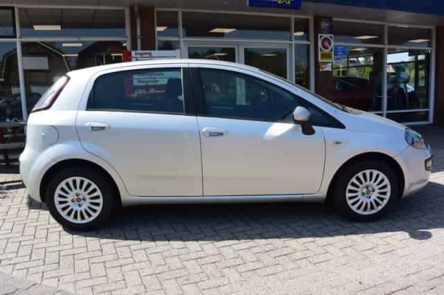 Fiat Punto (2010) thumbnail 3