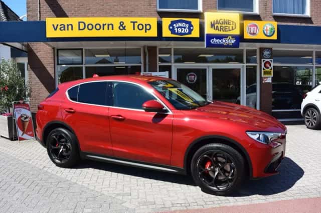 Alfa Romeo Stelvio (2017) thumbnail 1