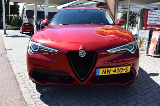 Alfa Romeo Stelvio (2017) thumbnail 2