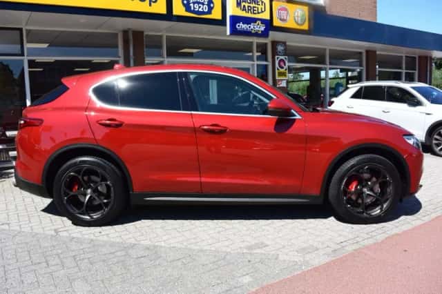 Alfa Romeo Stelvio (2017) thumbnail 4