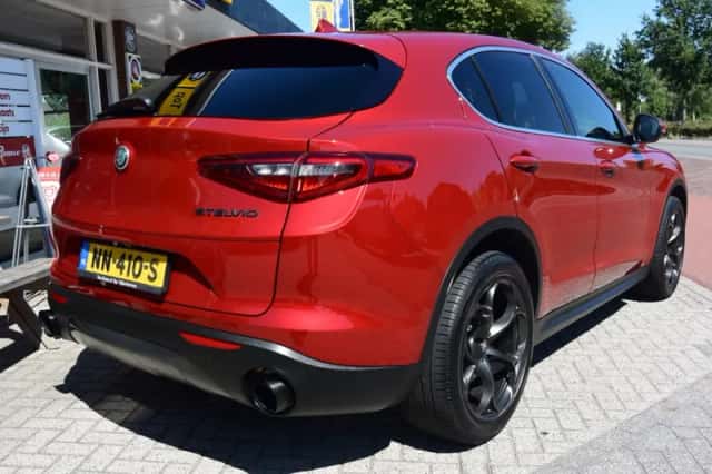 Alfa Romeo Stelvio (2017) thumbnail 5