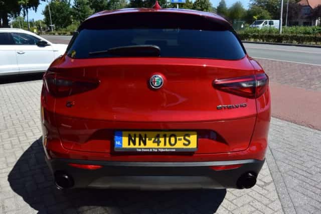 Alfa Romeo Stelvio (2017) thumbnail 6