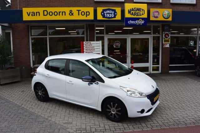 Peugeot 208 (2015) thumbnail 1
