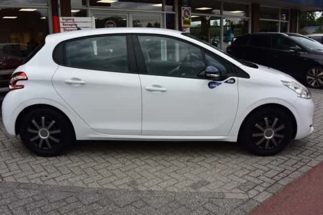 Peugeot 208 (2015) thumbnail 3