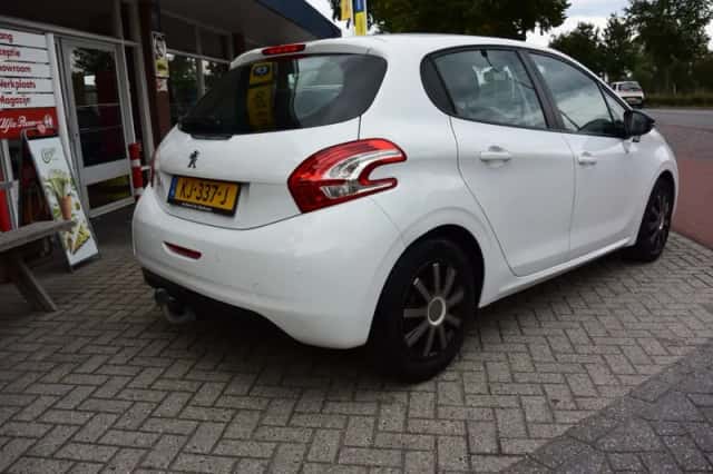 Peugeot 208 (2015) thumbnail 4