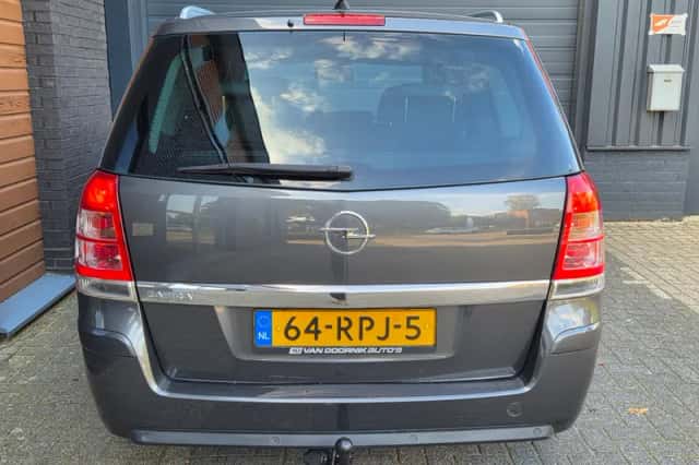 Opel Zafira (2011) thumbnail 4