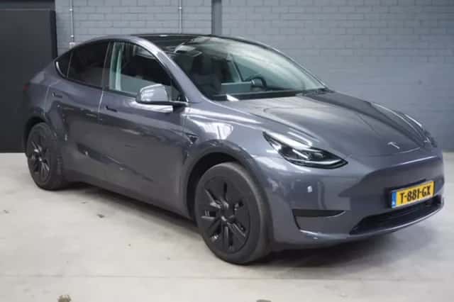 Tesla Model Y (2023) thumbnail 1