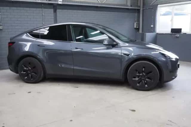 Tesla Model Y (2023) thumbnail 2