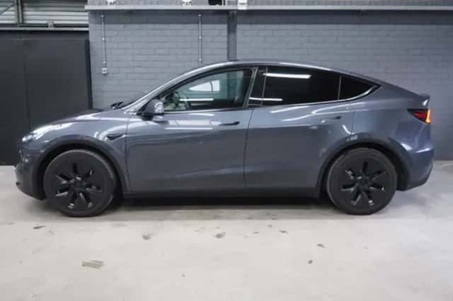 Tesla Model Y (2023) thumbnail 3