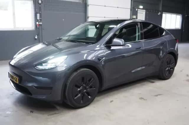 Tesla Model Y (2023) thumbnail 4